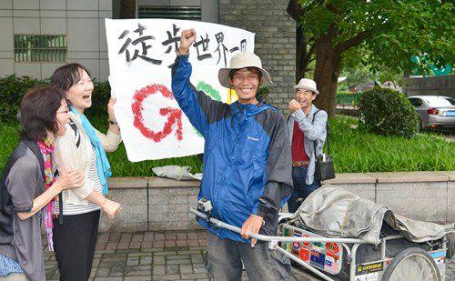 日本男子手拉车徒步穿越五大洲。