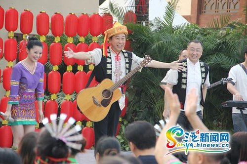 央视心连心艺术团走进保亭 冯巩小品引爆现场