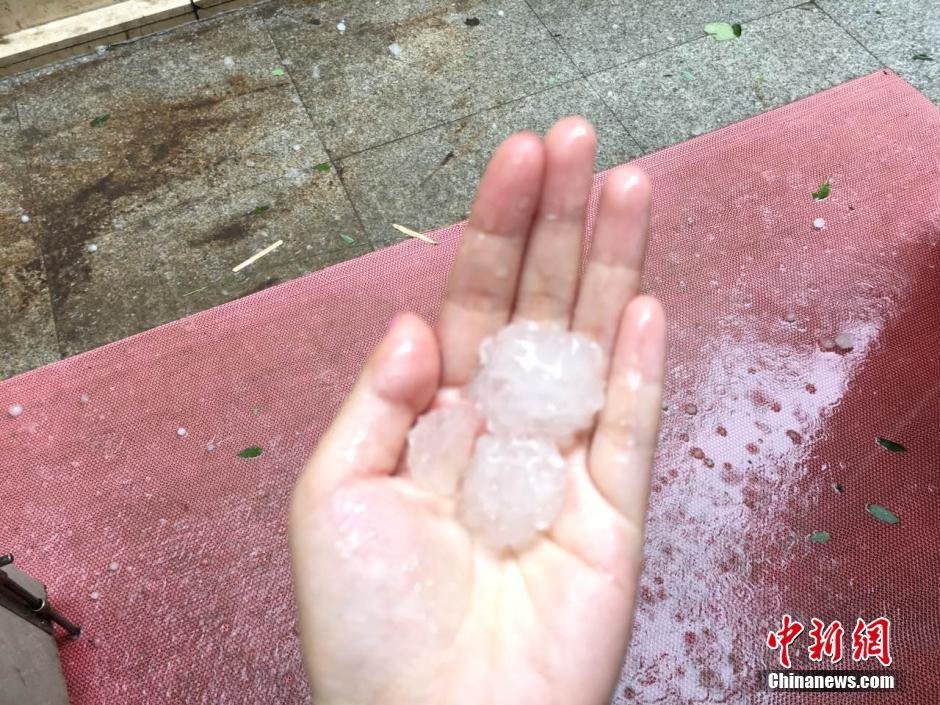 北京迎阵雨天气电闪雷声 局地现冰雹(高清组图)