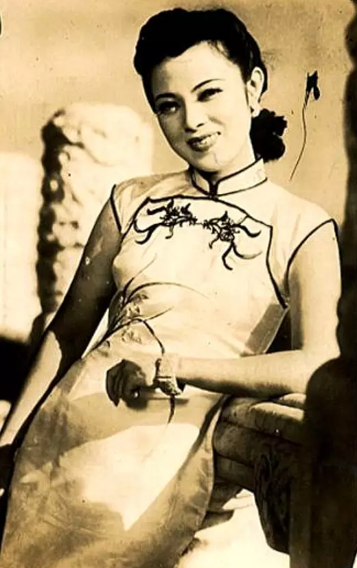 1933年,山口淑子被父亲的中国结拜兄弟李际春收为义女,李际春为她