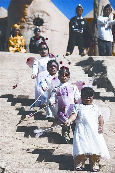 昆明“小人国”百余侏儒聚居