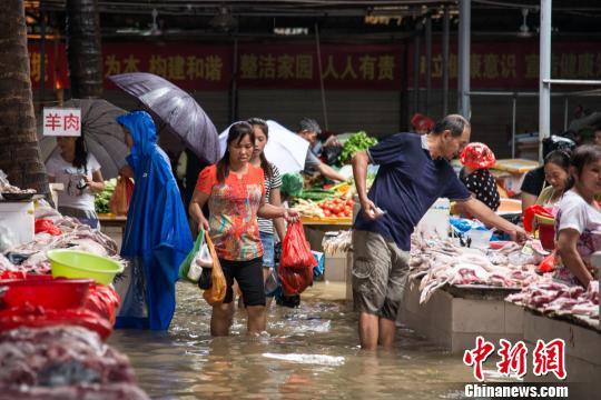 台风“电母”携暴雨袭海口 城市出现严重内涝