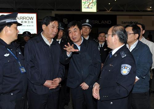 公安部兩位副部長夜赴京滬火車站嚴查安保(圖)
