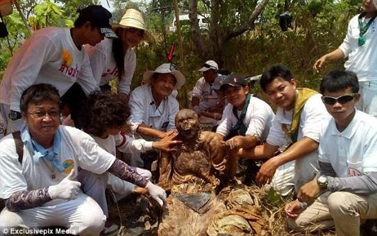 泰国墓地出土不腐尸体 全身布满奇怪纹身(组图)