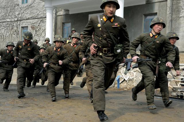 资料图:朝鲜人民军士兵 原标题:朝鲜士兵越界偷抢事件时有发生 伤人