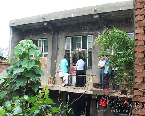 女孩狙击瞬间救下绑匪爸爸:希望爸爸管我(图)