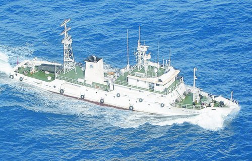 中国渔政船渔政33001号12日驶入钓鱼岛海域进行正常巡航。