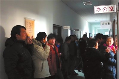 暗查“血头”组织:给卖血者服过量药 抽成近千元