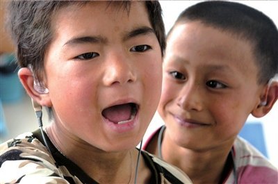 外籍华人捐助听器被质疑系淘汰品 或损伤听力