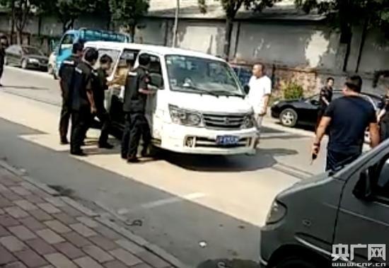 北京频现黑衣人扣车 记者采访被怒斥：要找死吗