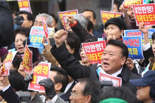 韩团体中国大使馆前再次集会 棒击中国渔船模型