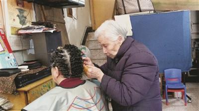 老板开理发店24年只收5元 顾客心疼求涨价(图)