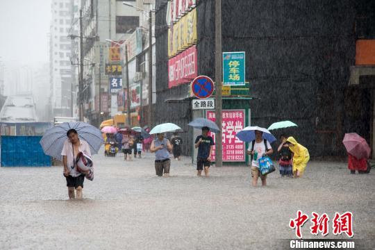 台风“电母”携暴雨袭海口 城市出现严重内涝