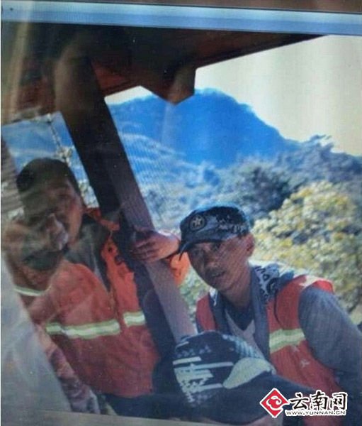 云南轿子雪山景区工作人员用石头砸游客