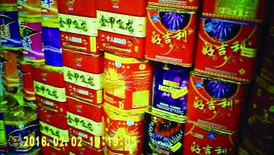 黑商贩居民楼内卖烟花爆竹 称:挣得就是危险钱