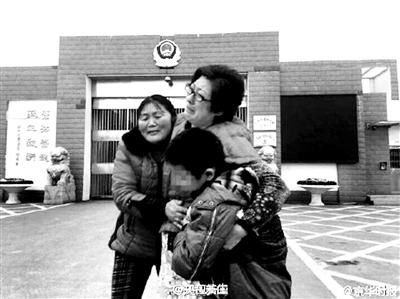 南京虐童案养母出狱 被打孩子亲妈跪地痛哭
