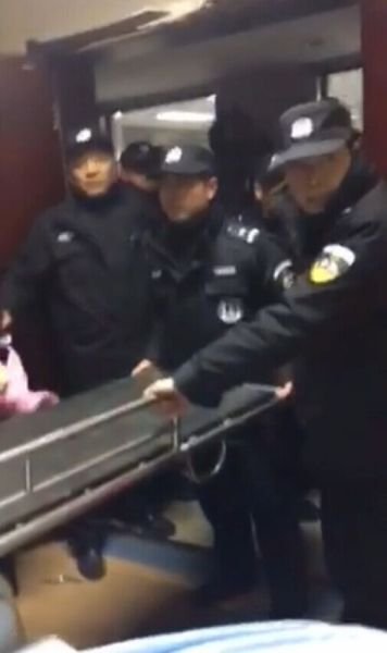 江苏幼儿输液死亡 网曝特警抢幼儿尸体(组图)