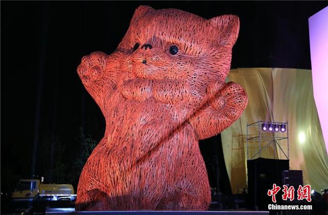 组图:大黄鸭之父新作粉红猫亮相上海