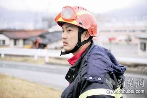 中国救援队两天几未合眼 搜出首具遗体(组图)