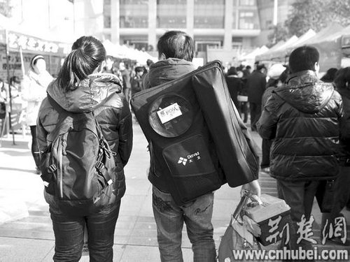 图为：艺考生忙着培优和赶考 （记者刘蔚丹摄）