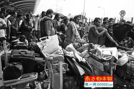 广东游客亲历地震 领队称离死亡只差两米