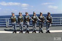 高清图：海军陆战队女兵登大舰赴南海训练
