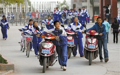 In Kashi fahren die Kinder mit Elektromotor zur Schule