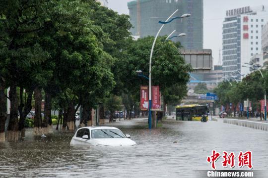 台风“电母”携暴雨袭海口城市出现严重内涝（图）