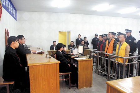 10月22日，被告人李熠（左）、杨凡（中）、刘阳在宣判现场。 新华社发