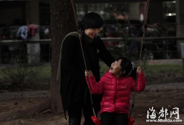 女老师患重症肌无力 每天坚持给孩子们讲故事