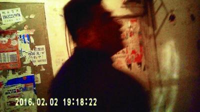 黑商贩居民楼内卖烟花爆竹 称:挣得就是危险钱