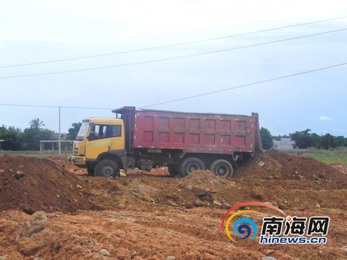 海口白驹大道:工程车触碰高压电线致司机死亡