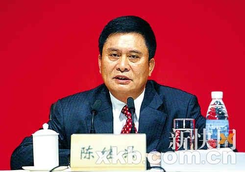 朱小丹当选广东省长 黄华华与其握手表示祝贺