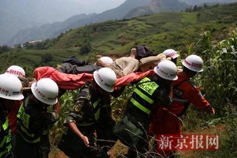 玉米尖上直升机悬停救人 被埋67小时老人获救