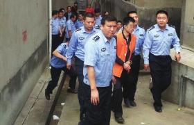 5月20日，新化县，犯罪嫌疑人伍涛在公安民警的看押下指认现场。图/读者肖先生