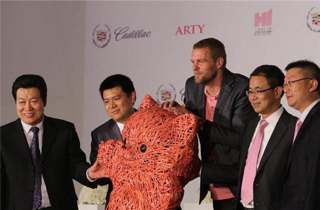 组图:大黄鸭之父新作粉红猫亮相上海