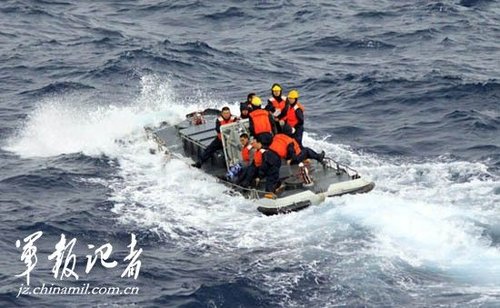 中國海軍小艇冒4米大浪為南沙礁盤運送補給(圖)