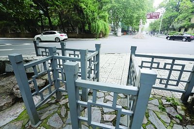 南京公园入口s形栏杆难为坐轮椅老人图