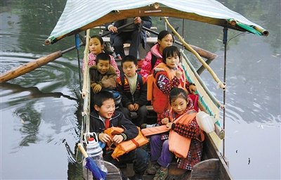 In Leshan, Provinz Sichuan fahren die Kinder aus einem Fischdorf jeden Tag mit Boot zur Schule