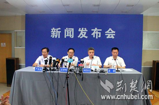 长江沉船遇难者家属将分批次赴现场吊唁