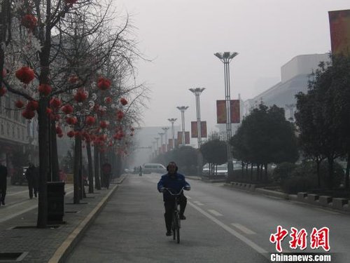 图为西安南门，隐身在雾中。 记者 冽玮 摄