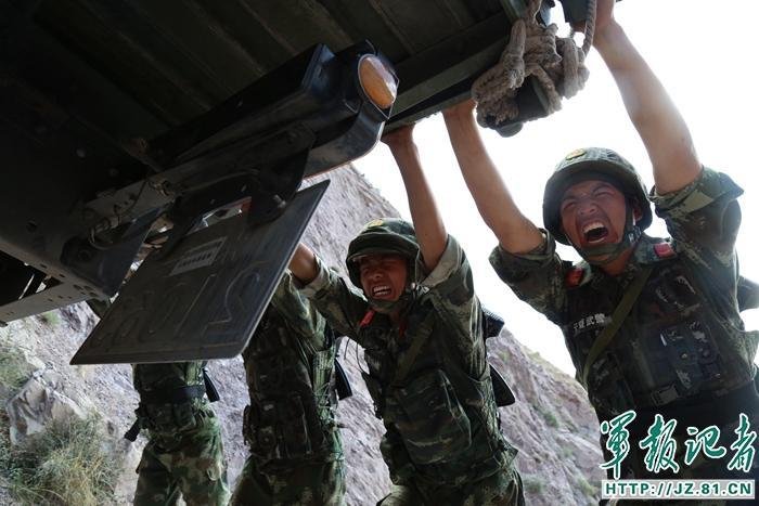 武警魔鬼训练吃生肉 烟雾中山路拉军车(高清组图)