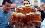 德国男子双手端起29杯啤酒破世界纪录