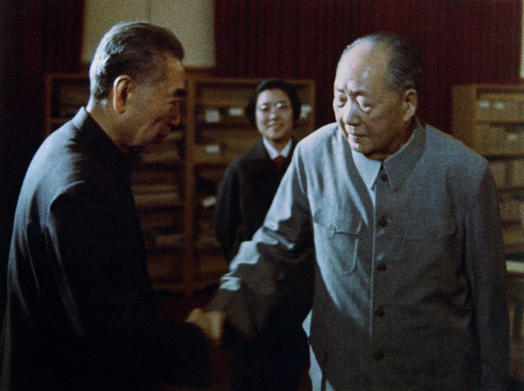 1974年5月29日，毛泽东与周恩来最后握手告别。当晚周恩来住进了305医院。