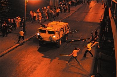 埃及示威集会发生冲突 军车冲向人群碾死19人