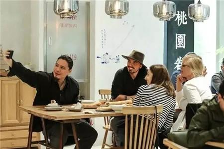 他在LV边上开了家烧饼油条店 火遍了整个上海