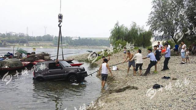 男子江边练习上坡起步 连人带车溜进水中(图)