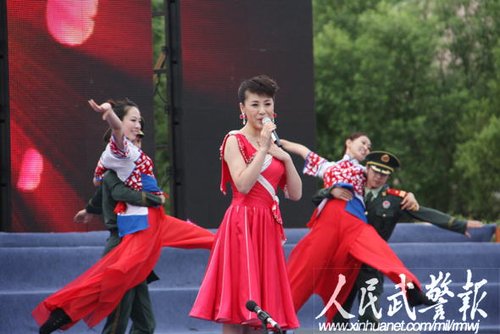 央视《红星艺苑》走进武警某部慰问官兵 图