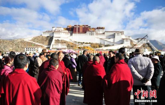 西藏白皮书揭批达赖集团种种谬论与假象