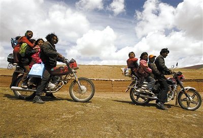 In Qinghai fahren die Eltern jede Woche mit Motorrad ihre Kinder in der mehreren Kilometer entfernten Schule
